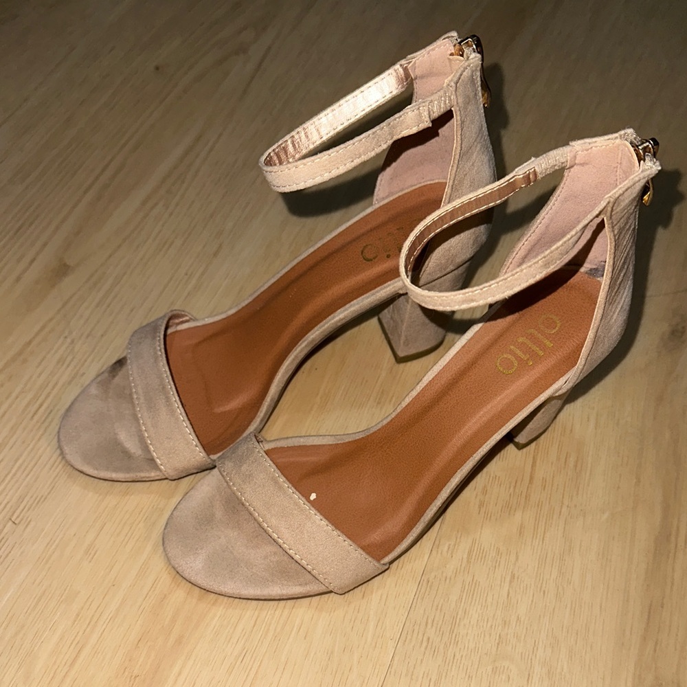 OLLIO Neutral strappy mid height sandal heels